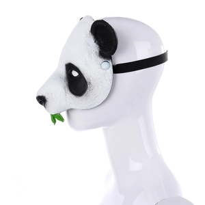Detail einer Panda-Halbmaske mit realistischer Fellstruktur und grünem Bambusblatt