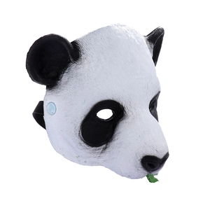 Makro-Detail einer Panda-Latexmaske mit realistischer Pelztextur und einem grünen Bambusblatt
