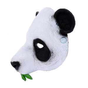 Nahaufnahme einer realistischen Pandamaske mit Fellstruktur und grünem Bambusblatt