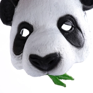 Realistische Pandamaske mit grünem Bambusblatt im Mund für Kostümpartys