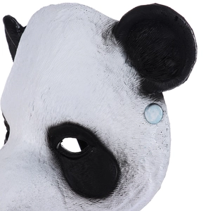 Nahaufnahme der Panda-Maske mit realistischer Fellstruktur und Augenöffnungen