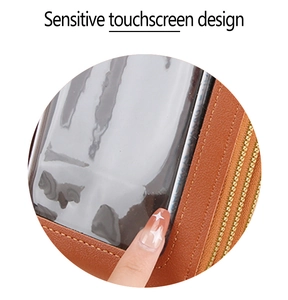 Dettaglio della finestra touch screen su una borsa a tracolla per cellulare in pelle