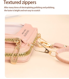 Vista macro dettagliata della cerniera dorata e delle finiture metalliche sulla borsa rosa