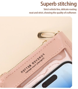 Dettaglio della borsa per telefono in pelle rosa con cuciture precise e slot trasparente