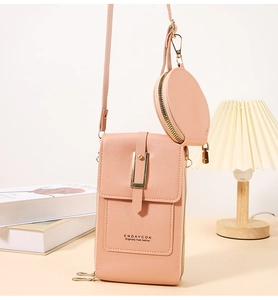 Dettaglio borsa per cellulare rosa con trama litchi, hardware dorato e piccolo astuccio