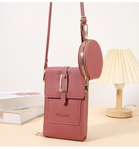 Dettaglio borsa a tracolla porta cellulare in similpelle rosa e chiusura dorata