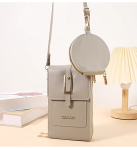 Dettaglio della borsa per cellulare in ecopelle grigio chiaro con cerniere dorate set