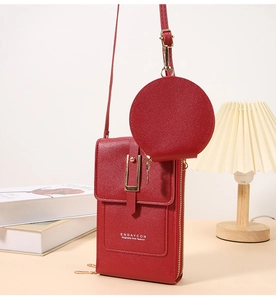 Dettaglio borsa porta cellulare rossa in pelle con zip dorate e borsellino rotondo