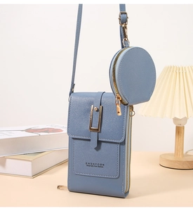 Dettaglio della borsa blu per cellulare con tracolla regolabile e mini borsellino tondo