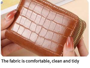 Dettaglio del portafoglio in pelle texture coccodrillo marrone con RFID e doppia zip