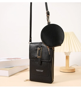 Dettaglio borsa porta cellulare nera con portamonete rotondo e fibbia dorata lucida