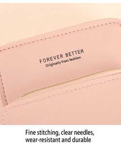 Dettaglio pelle rosa con trama litchi, logo Forever Better e cuciture di precisione
