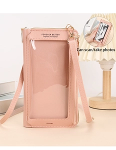 Dettaglio borsa per cellulare rosa con finestra touch trasparente e tracolla sottile