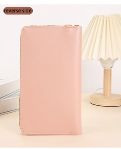 Vista dettaglio retro borsa in pelle rosa con cuciture precise e cerniera in metallo