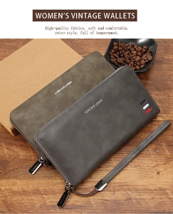 Dettaglio di portafogli lunghi in pelle vintage opaca con cinturino e cerniere metalliche