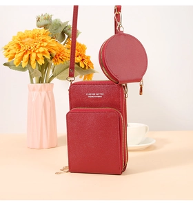 Borsa porta cellulare rossa con borsellino rotondo e cerniere dorate in un contesto
