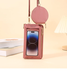 Dettaglio borsa a tracolla rosa con finestra touch per cellulare e mini portamonete