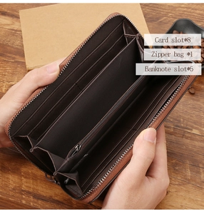 Dettaglio interno del portafoglio marrone con otto slot per carte e zip centrale