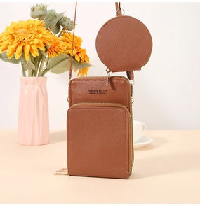 Dettaglio borsa a tracolla marrone per telefono con piccola pochette rotonda e zip dorate