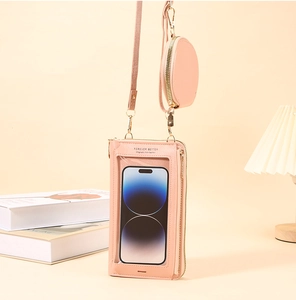 Dettaglio della borsa a tracolla rosa con finestra touch e mini portamonete rotondo
