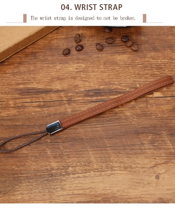 Dettaglio del cinturino da polso in pelle marrone con fibbia su fondo in legno scuro