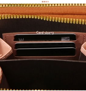 Detalle interior del bolso bandolera con tres ranuras para tarjetas y cierre de cremallera
