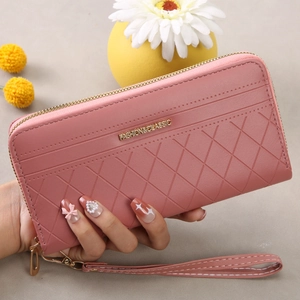 Portafoglio lungo trapuntato rosa da donna con zip dorata e cinturino da polso
