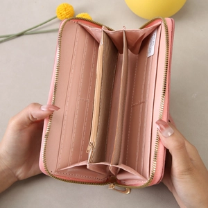 Portafoglio lungo rosa trapuntato da donna con cerniera capiente e scomparti per cellulare