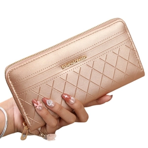 Portafoglio lungo da donna in oro rosa con trama trapuntata e chiusura a zip metallica