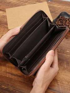 Portafoglio lungo marrone da uomo con molti slot per carte e grande tasca con zip