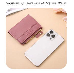 Größenvergleich des rosa Leder-Portemonnaies mit Handy, kompaktes Design mit Reißverschluss