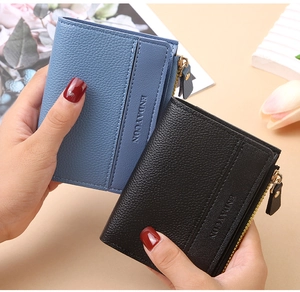 Detailansicht der kompakten Lederbrieftaschen mit blauer und schwarzer Struktur