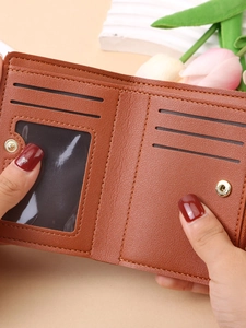Damen-Lederbörse in Braun mit mehreren Kartenfächern und einem klaren Sichtfenster für Fotos