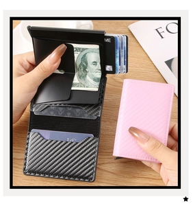 Dettaglio del porta carte pop-up in fibra di carbonio con slot automatico e scomparto per banconote
