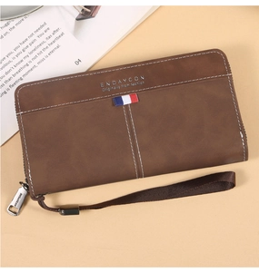 Detail der dunkelbraunen langen Zip-Brieftasche mit weißen Nähten und Streifenetikett