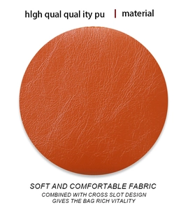 Detail aus orangebraunem PU-Leder mit realistischer Litschi-Maserung für Handtaschen