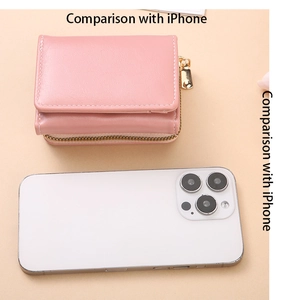 Rosafarbene kompakte Brieftasche im Größenvergleich neben einem iPhone für Damen