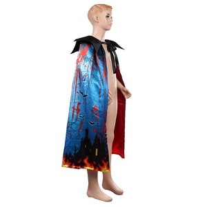 Mantello di Halloween per bambini con stampa blu di pipistrelli e fodera rossa collo