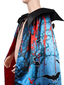 Dettaglio del mantello blu di Halloween per bambini con pipistrelli e gocce di sangue