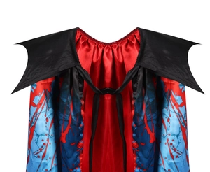 Dettaglio del mantello da vampiro di Halloween con colletto alto e fodera in raso
