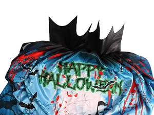 Dettaglio del mantello di Halloween rosso e blu con scritte Happy Halloween e pipistrelli