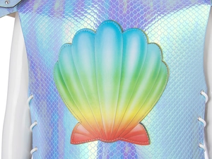 Dettaglio dell'armatura da sirena con texture a scaglie iridescenti e conchiglie arcobaleno