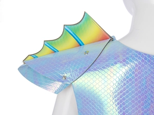 Dettaglio dell'armatura da sirena laser con trama a scaglie di pesce e pinne sfumate