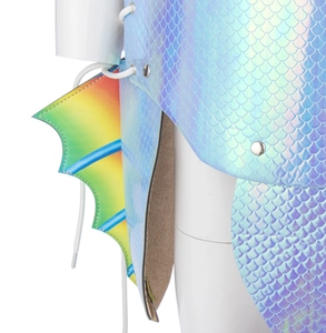 Dettaglio dell'armatura a sirena con texture a scaglie laser ed elementi decorativi arcobaleno
