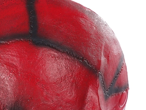 Gros plan d'un masque de crâne rouge 3D avec coutures noires et effets de vieillissement