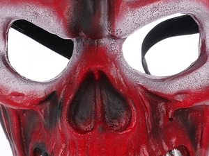 Détail macro du masque de crâne 3D en mousse PU avec texture de sang et sangle noire