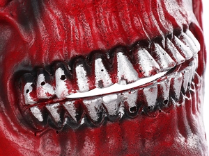 Détail du masque de crâne sanglant rouge avec texture musculaire et dents argentées