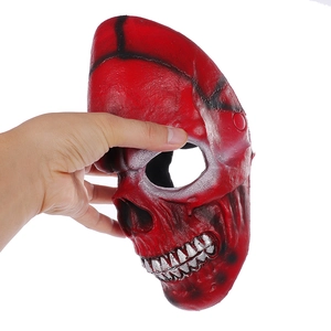 Gros plan détaillé du masque de crâne sanglant avec texture 3D et dents argentées