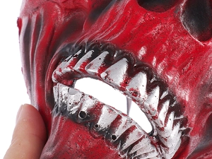 Vue macro d'un masque de crâne rouge avec dents argentées pour accessoire Halloween