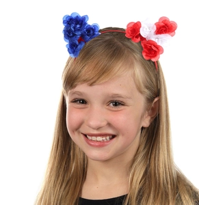 Détail d'un serre-tête floral rouge blanc bleu porté par une fille pour la fête